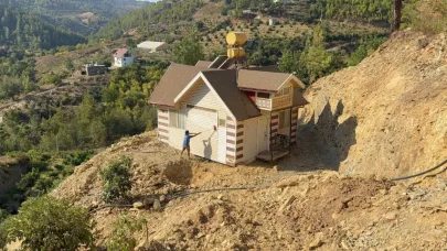 Yıkım kararı çıkan evini 150 metre taşıyıp tapulu arazisine yerleştirdi