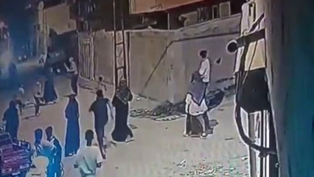 Sesinden rahatsız olduğu çocukları sopayla dövdü