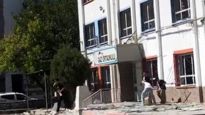 Okulun camlarını kırdılar, bahçesinde ateş yaktılar