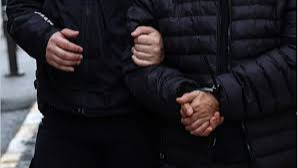 6 ayrı hırsızlık suçundan aranıyordu, Konak polisi yakaladı