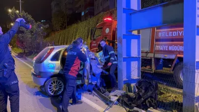 Üst geçidin ayağına çarpan otomobil hurda yığınına döndü