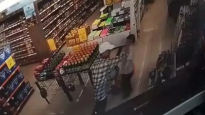 Markette otizmli çocuğa vurup düşürdü