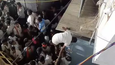 Hindistan'da miting alanında izdiham