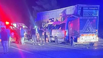 Tarım işçilerini taşıyan minibüs TIR'a çarptı