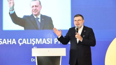 AK Parti İzmir İl Başkanı Saygılı, yeni üyelere rozet taktı