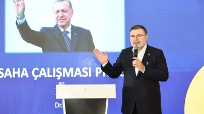 AK Parti İzmir İl Başkanı Saygılı, yeni üyelere rozet taktı