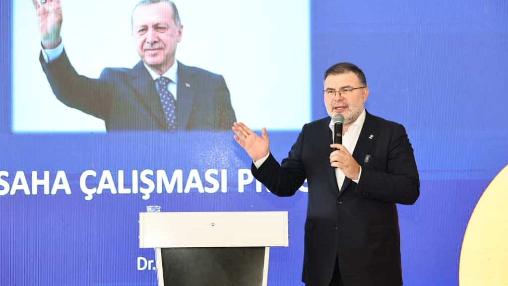 AK Parti İzmir İl Başkanı Saygılı, yeni üyelere rozet taktı