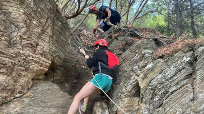 İzmir'de kayalıklarda mahsur kalan 3 genç kurtarıldı