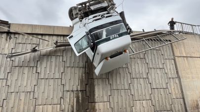 İzmir'de tır devrildi, kupası viyadükte asılı kaldı