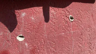 Patenle kayarak iş yeri kurşunladı