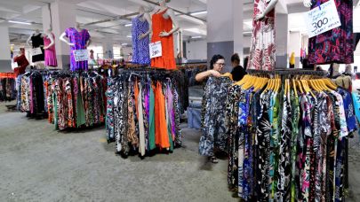 Bornova’da Kıyafet Pazarı büyük ilgi görüyor