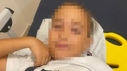 Okul bahçesinde bayrak direği öğrencilerin üzerine devrildi