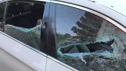 Sopa ve demirlerle otomobillere zarar verdiler