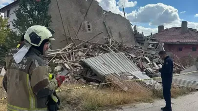 Ankara'da 3 katlı metruk bina çöktü