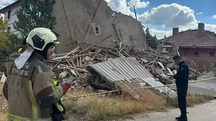 Ankara'da 3 katlı metruk bina çöktü