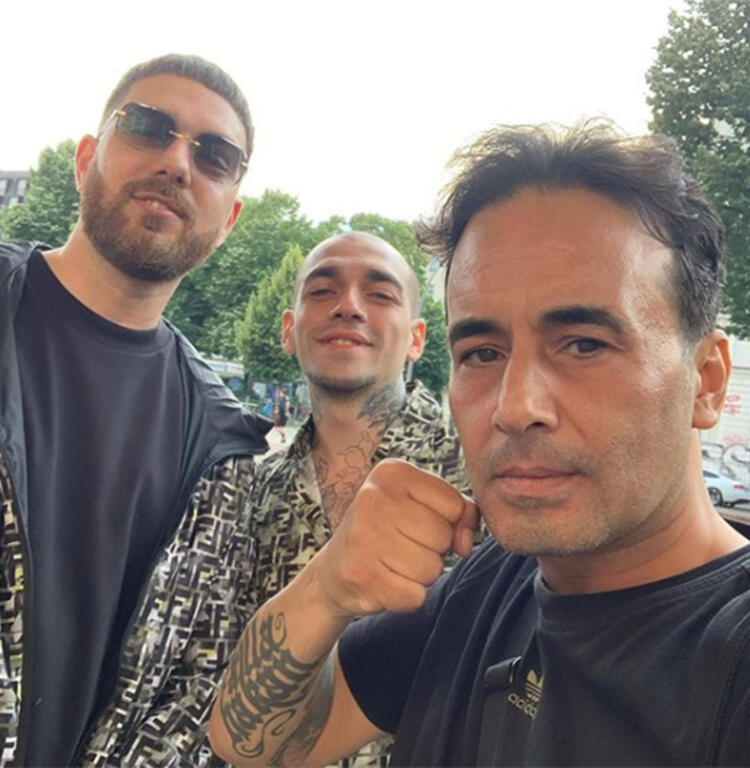 Killa Hakan gözlüksüz ve bandanasız haliyle şaşırttı