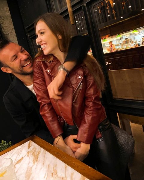 Duygu Özaslan'dan aşk pozları