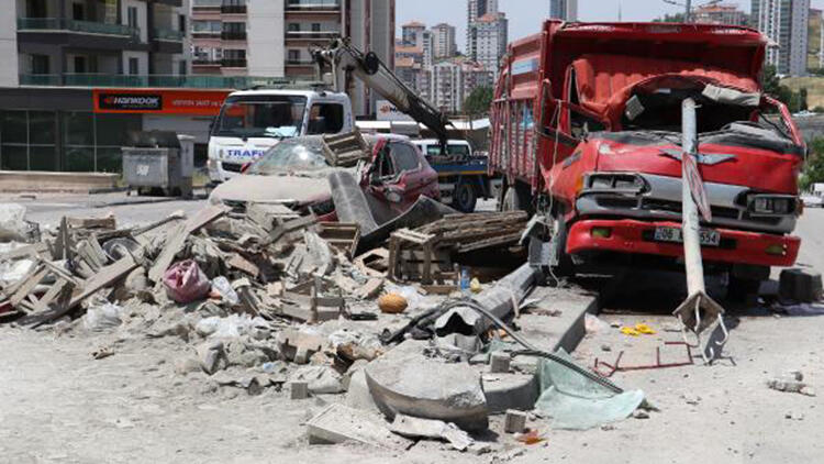 Freni boşalan kamyon dehşet saçtı: 1 ölü, 3 yaralı