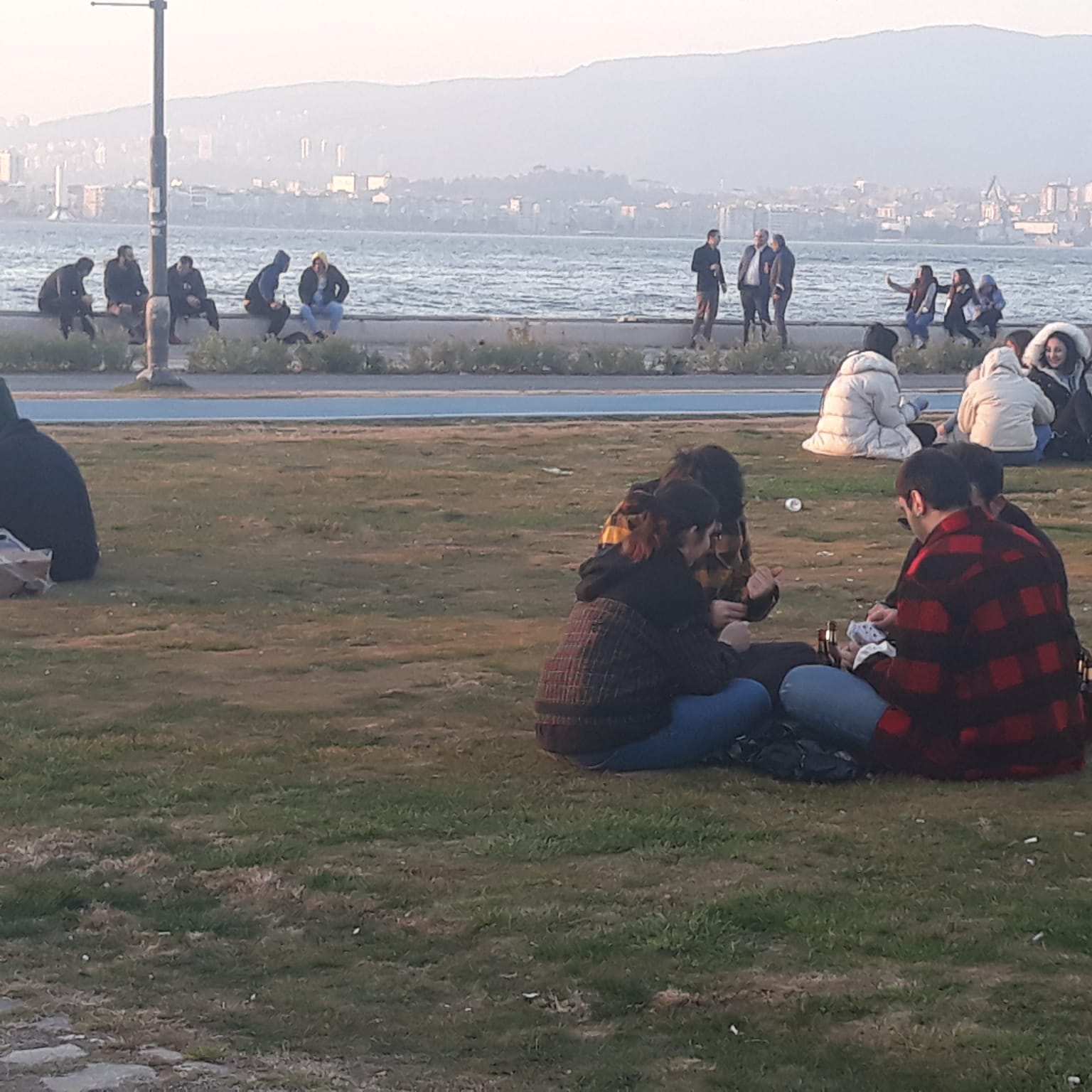 GÜNEŞLİ HAVAYI FIRSAT BİLDİLER, SALGINI UNUTTULAR