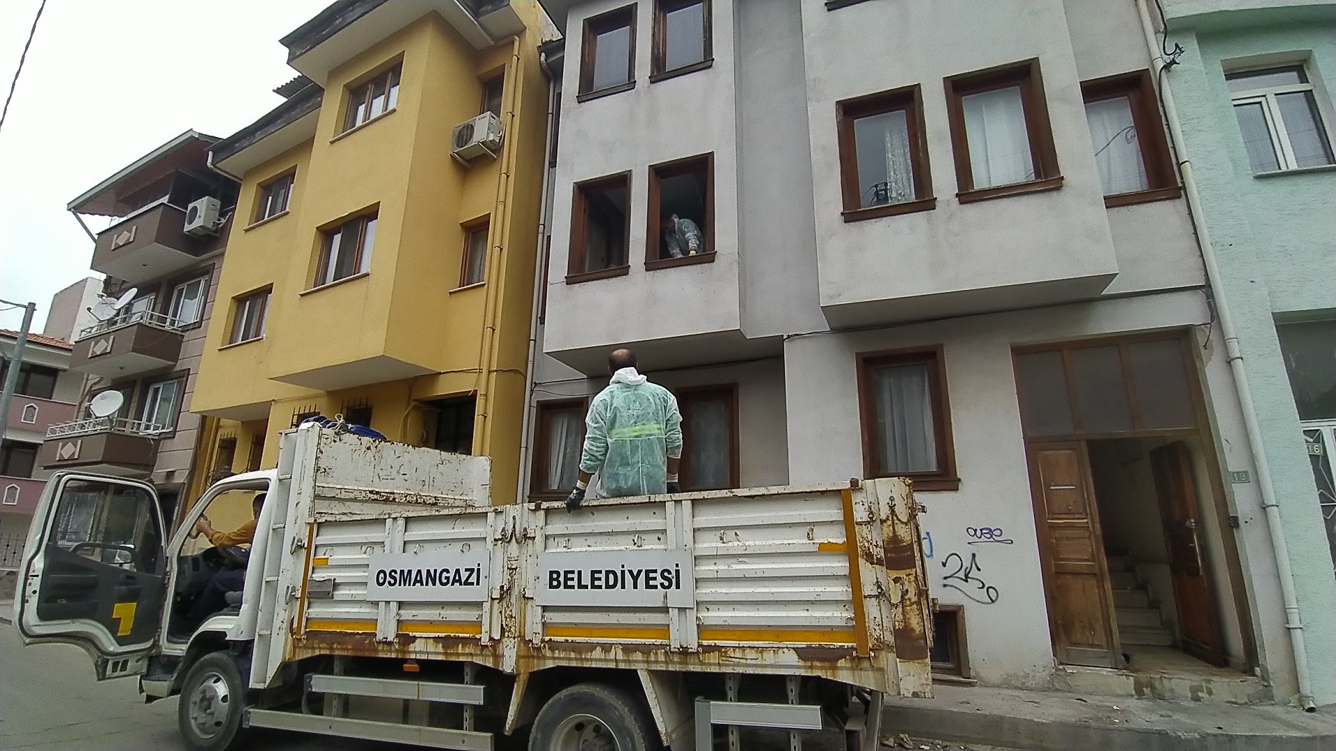 10 kamyon eşya biriktirdi