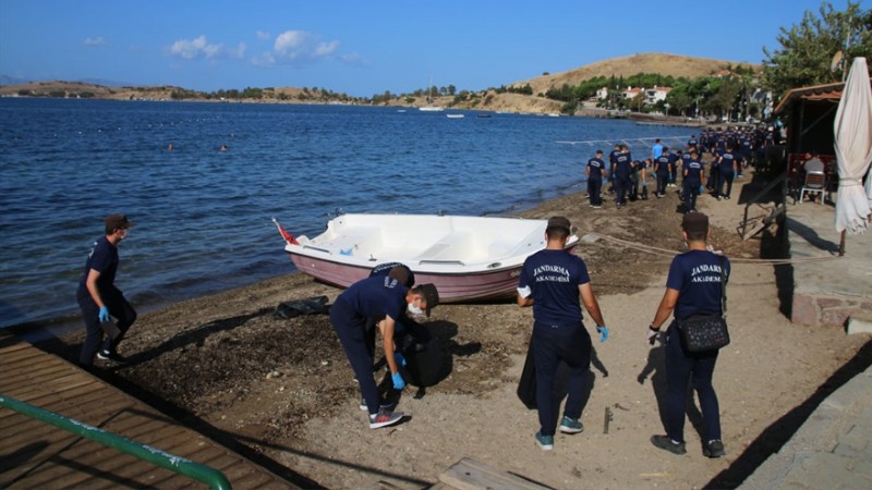 Jandarma Foça'yı tertemiz yaptı