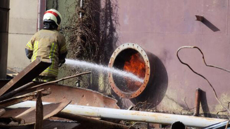 Yıkımı yapılan fabrikanın silolarında yangın çıktı