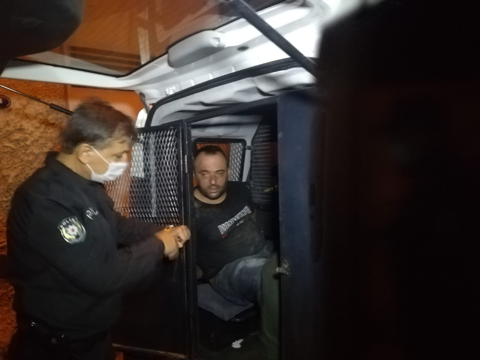HIRSIZLIK İÇİN SAHTE İÇKİ DEPOSUNA GİRDİLER