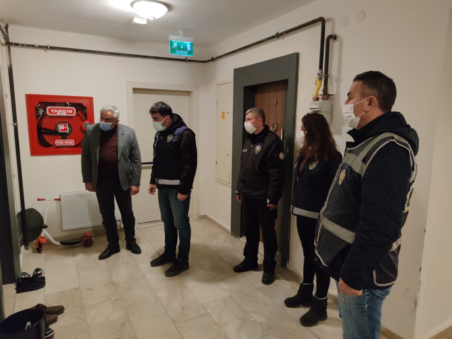 ''Misafir kabul etmeyin” uyarısı yapan polisi çaya davet etti