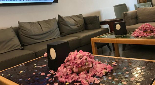 Meclis'i gül kokuları sardı