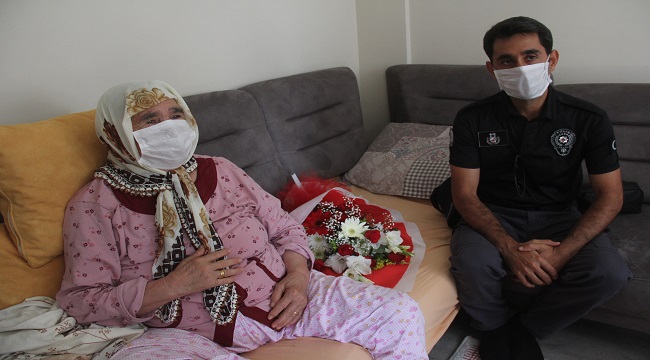 Yaşlı kadın kahraman dalgıç polisle buluştu