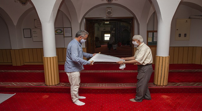 İZMİR'DE CAMİLERE TEK KULLANIMLIK SECCADE