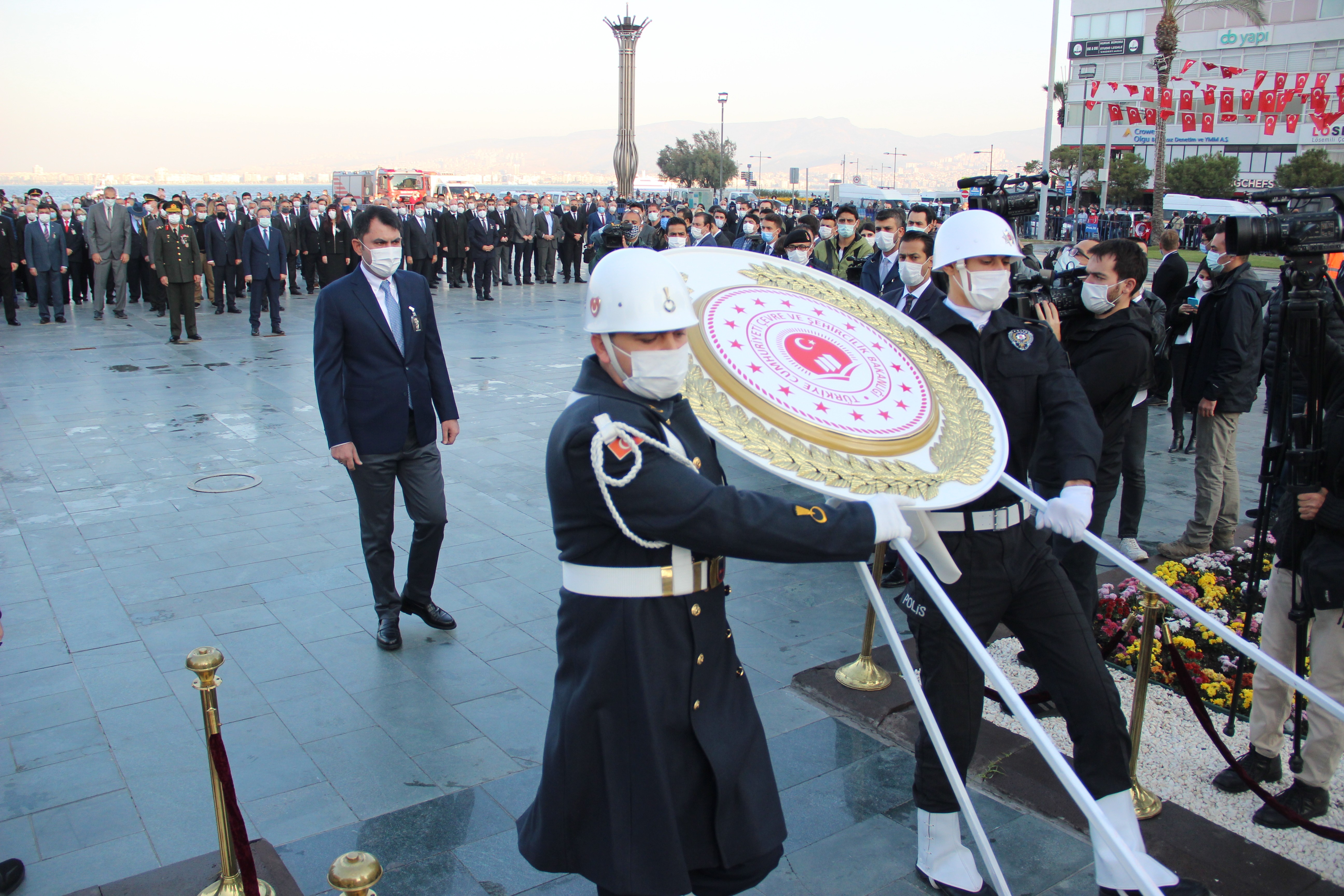 İZMİR ATATÜRK'Ü ANIYOR