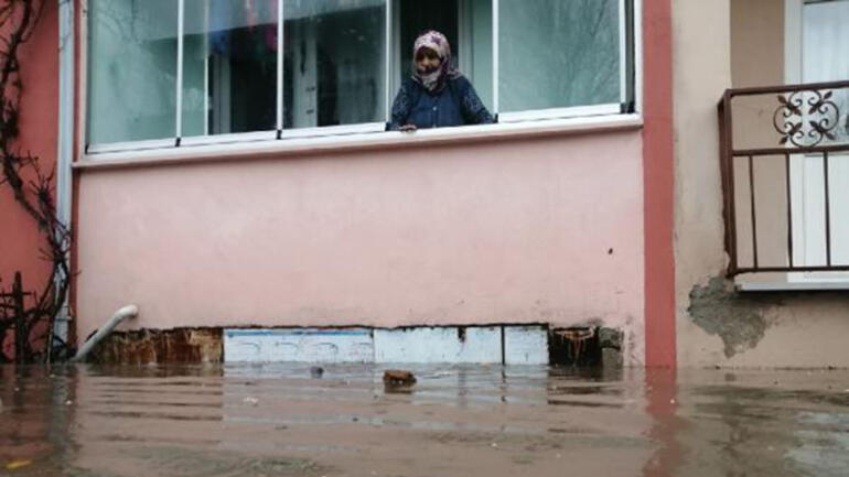 Edirne'de sağanak etkili oldu, cadde ve sokaklar suyla doldu
