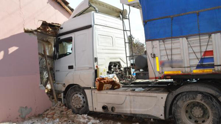 Elazığ'da yokuşta kayan tır, eve girdi