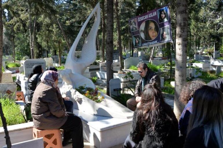 Özgecan Aslan mezarı başında anılıyor