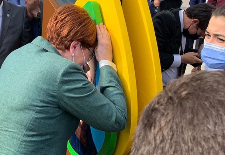 MERAL AKŞENER GÖZYAŞLARINI TUTAMADI