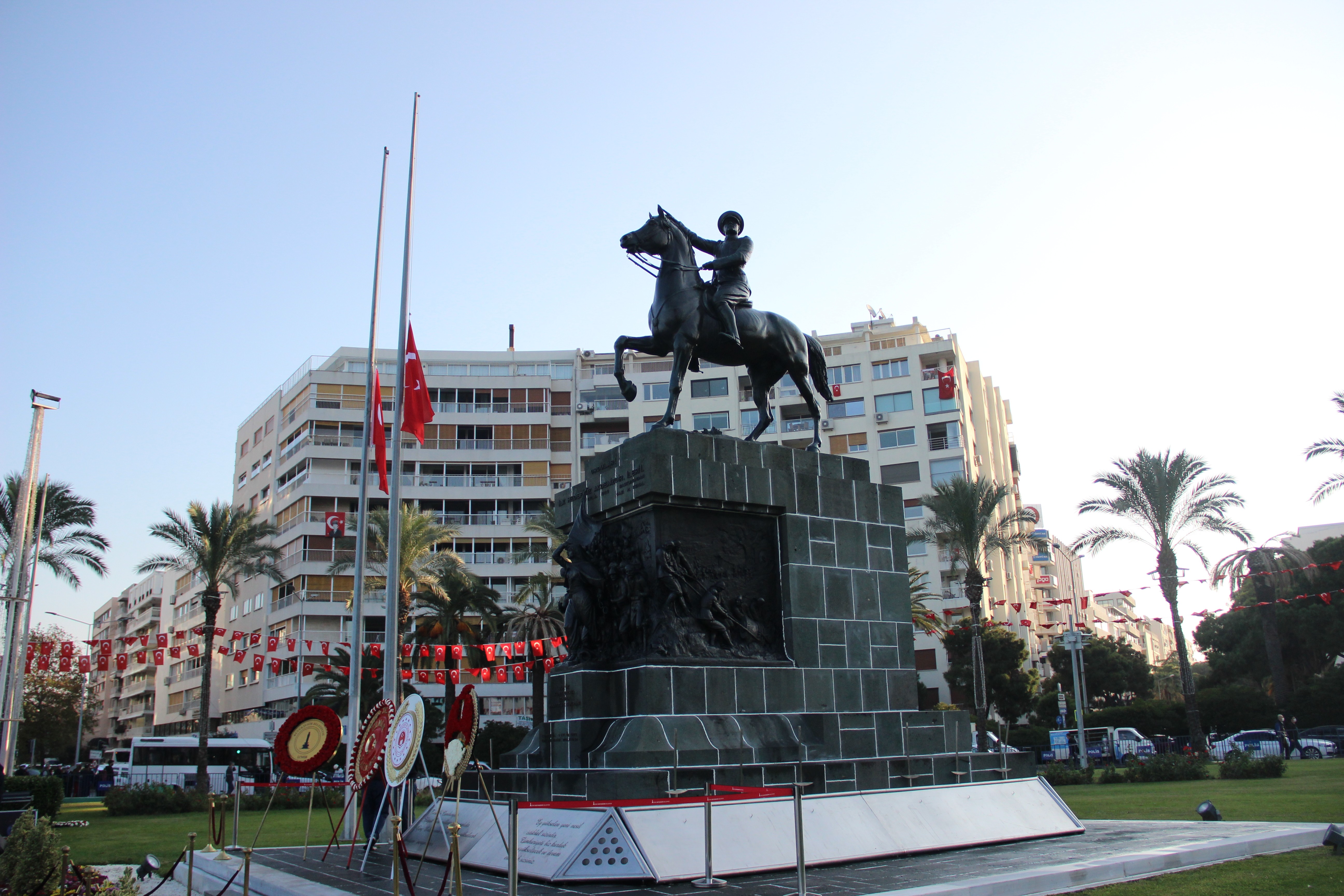 İZMİR ATATÜRK'Ü ANIYOR