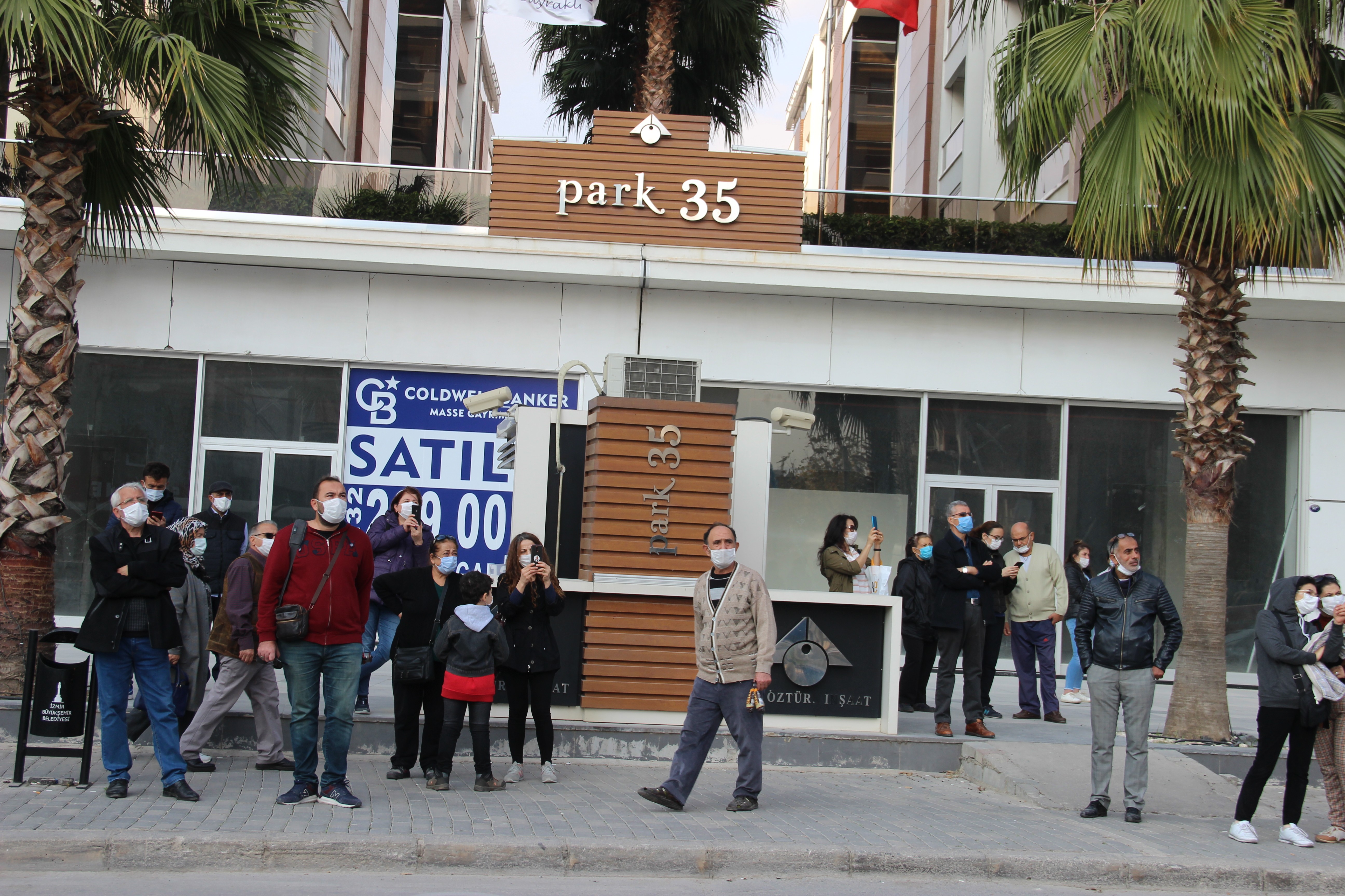 FİLM SEYREDER GİBİ YIKIMI İZLEDİLER