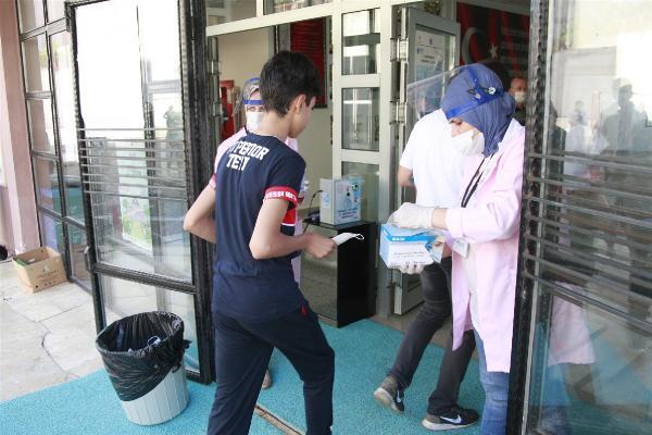 Öğrenciler sınıfta, aileleri bahçede ter döktü