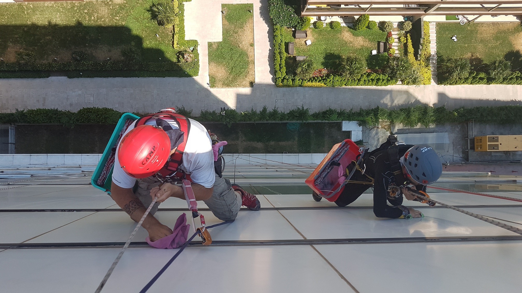 Hayatları on bir mm'lik ipe bağlı