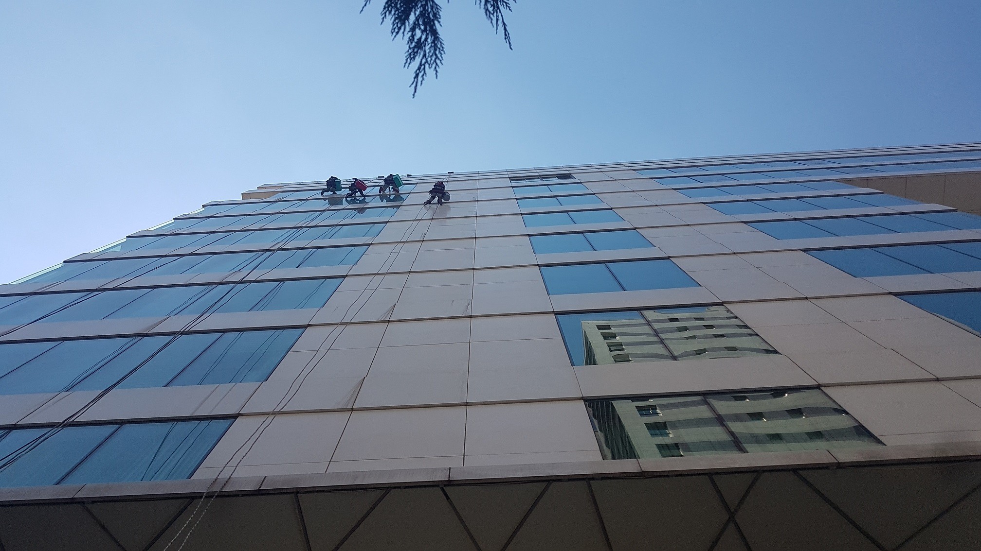 Hayatları on bir mm'lik ipe bağlı