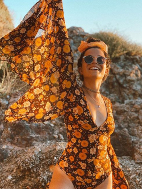 Aslı Bekiroğlu'dan mayolu poz