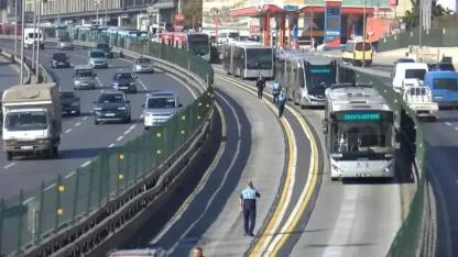 2 metrobüsün çarpıştığı kazada 1 yolcu yaralandı
