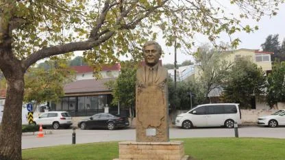 Ahmet Taner Kışlalı Güzelbahçe’de Anıldı