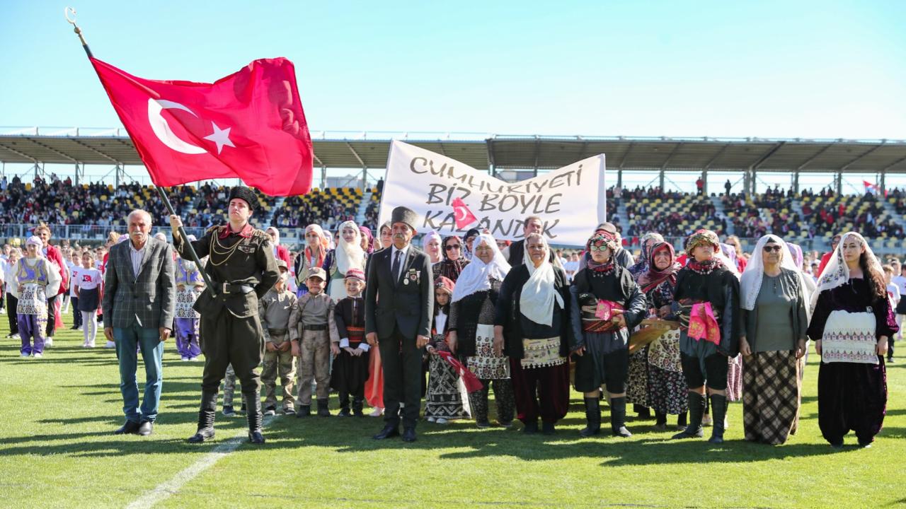 Aliağa Cumhuriyetin 102. Yaşını Kutluyor