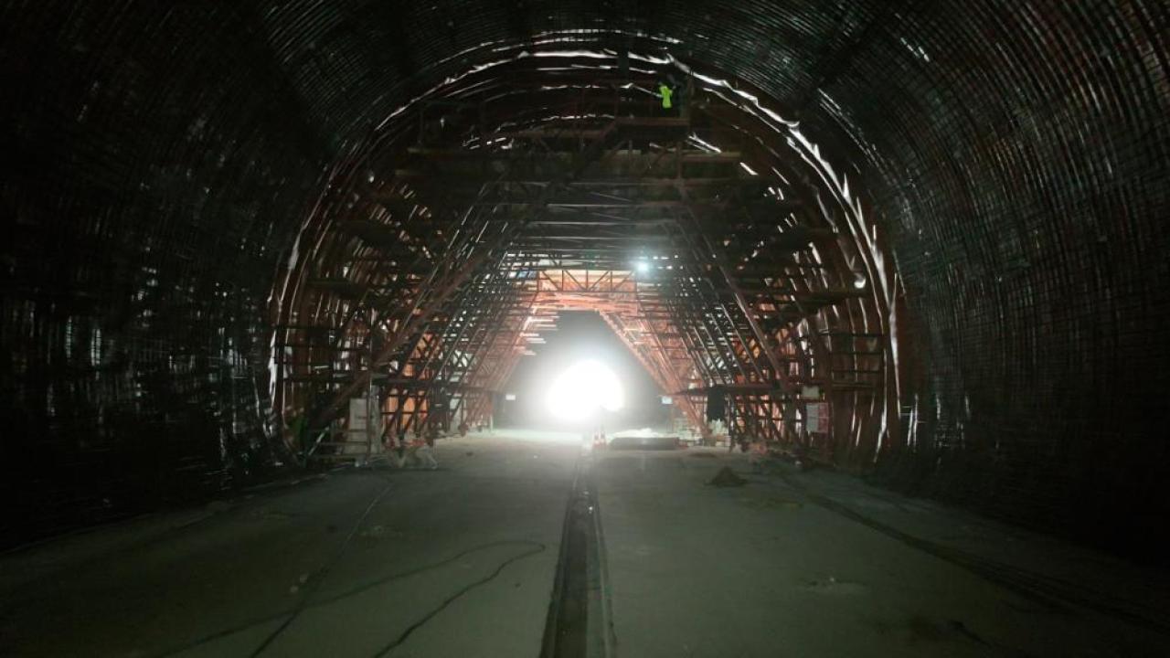 Ankara ile İzmir arasındaki seyahat süresini 3,5 saate düşürecek projede Köroğlu Tüneli’nde ışık göründü