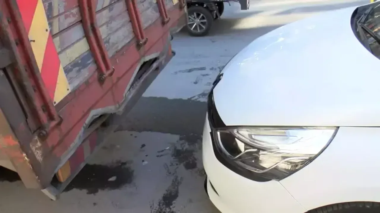 Arızalanan otomobilini kontrol ederken 2 araç arasında kaldı
