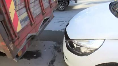 Arızalanan otomobilini kontrol ederken 2 araç arasında kaldı