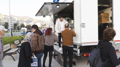 Balçova Belediyesi’nden Metro Durağında Çorba İkramı