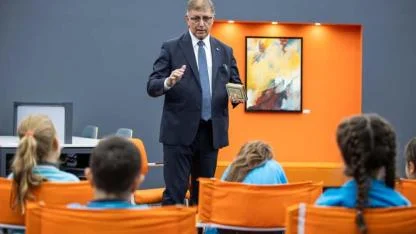 Başkan Tugay kütüphanede çocuklara hikaye okudu